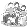 ソファーでくつろぐ家族(モノクロ)