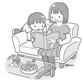 ソファでくつろぐ親子(モノクロ)